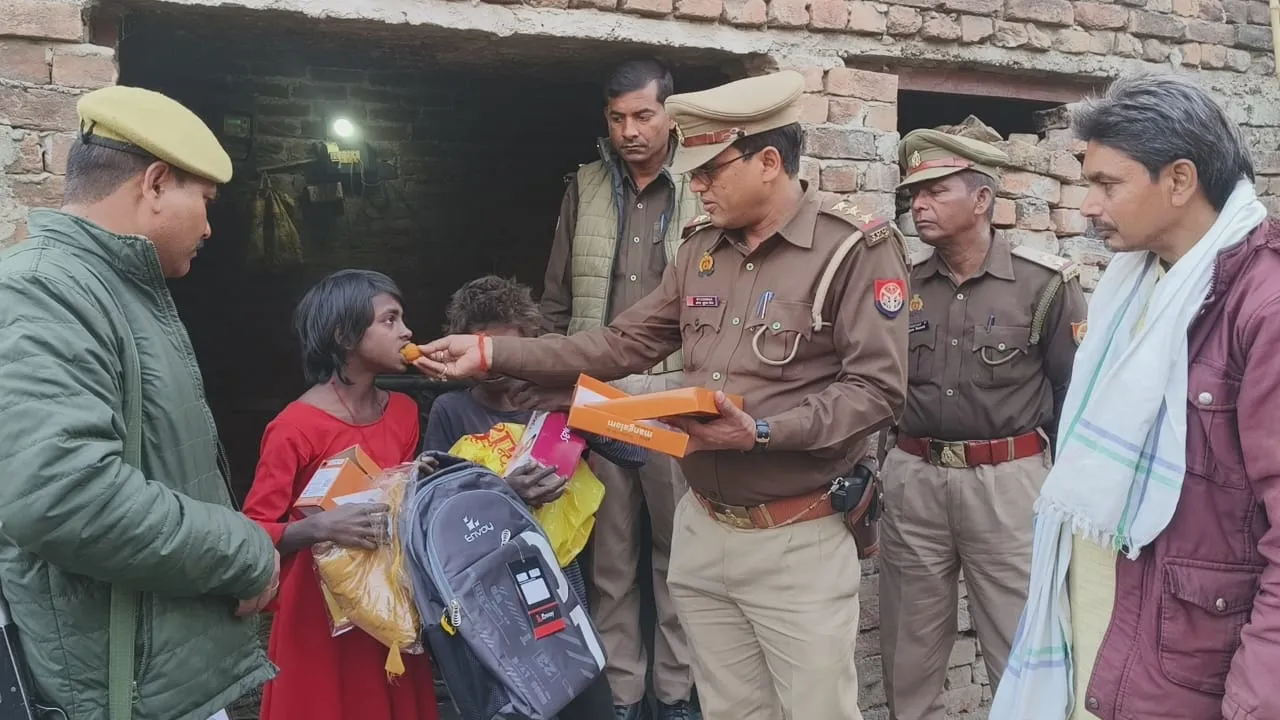 बहराइच: अनाथ भाई-बहन की मदद को थानाध्यक्ष ने बढ़ाया हाथ, ग्रामीणों ने की सराहना, जानें पूरा मामला