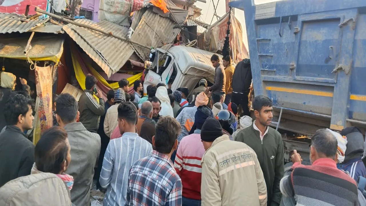 गोंडा में भीषण सड़क हादसा: आपस में भिड़ीं चार गाड़ियां, घर में घुसा डंपर, चालक की मौत, जानें कैसे हुआ हादसा