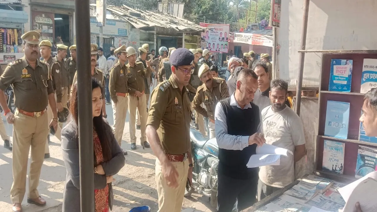 बाराबंकी में चला अवैध निर्माण पर प्रशासन का चाबुक, रेलवे स्टेशन मार्ग पर अब नहीं लगेगा बाजार, नपाप व पुलिस टीम ने दी चेतावनी