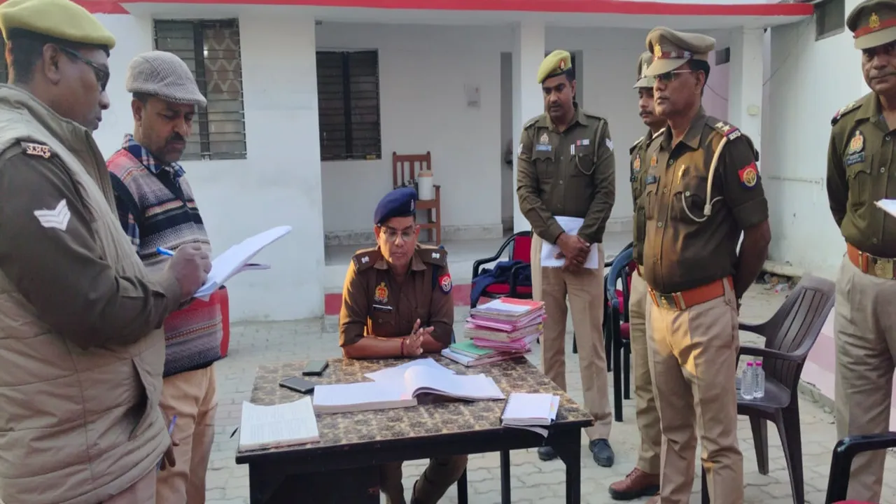 बहराइच: एएसपी ने जरवल रोड थाने का किया निरीक्षण, पुलिसकर्मियों को दिए जरूरी दिशा निर्देश 