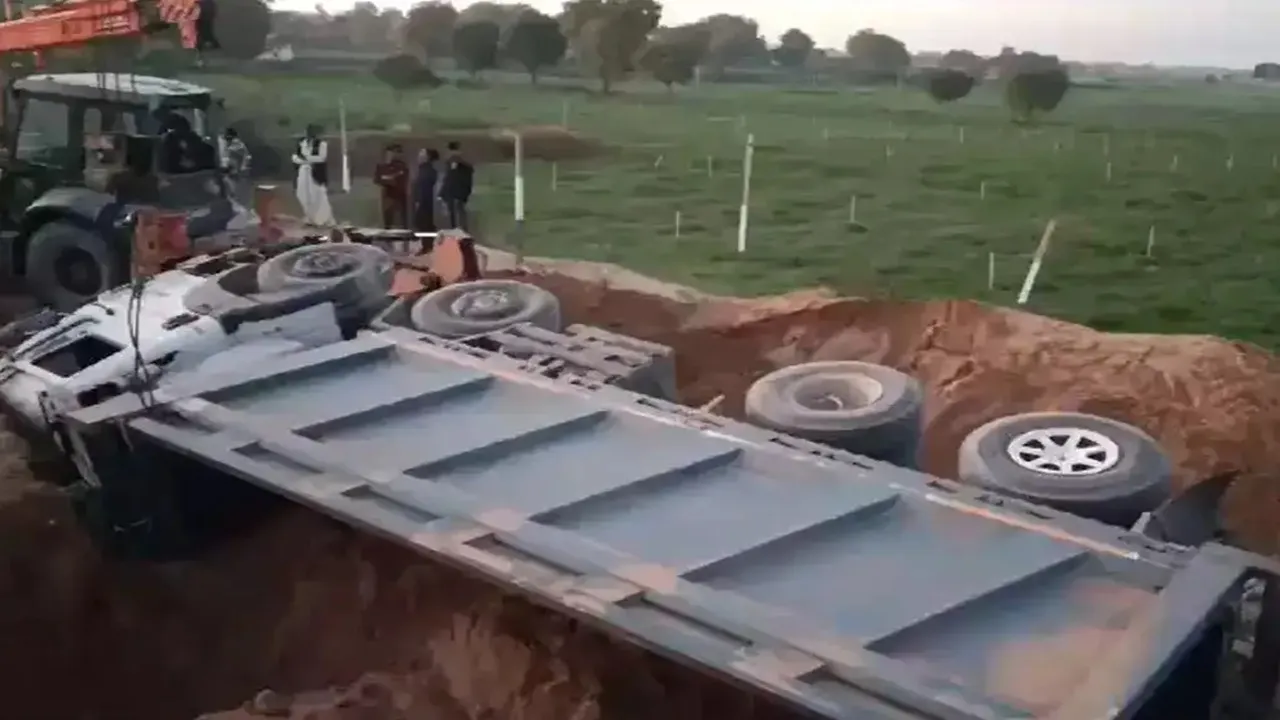 गुजरात के बनासकांठा में भीषण सड़क हादसा, मजदूरों पर पलटा ट्रक, एक बच्चे और तीन महिलाओं की मौत