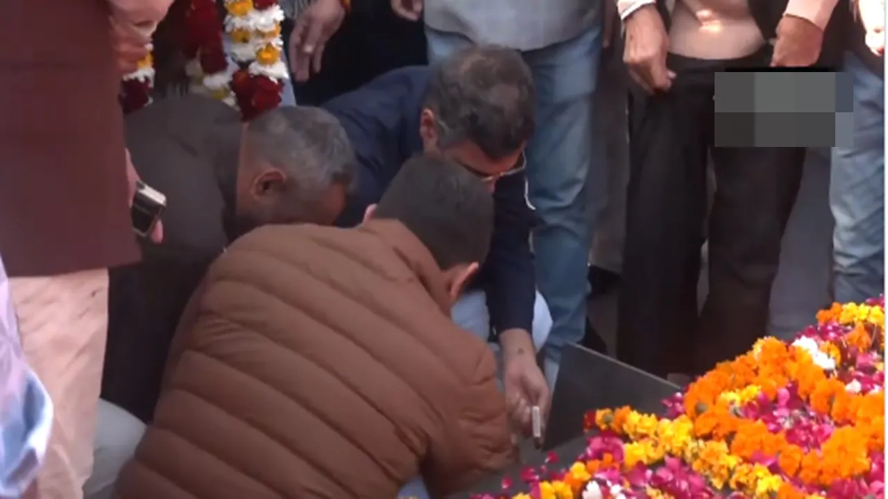 पैतृक गांव पहुंचे प्रवेश वर्मा, पिता की समाधि पर अर्पित की पुष्पांजलि, कहा- यमुना नदी तट का पुनरुद्धार सर्वोच्च प्राथमिकता 