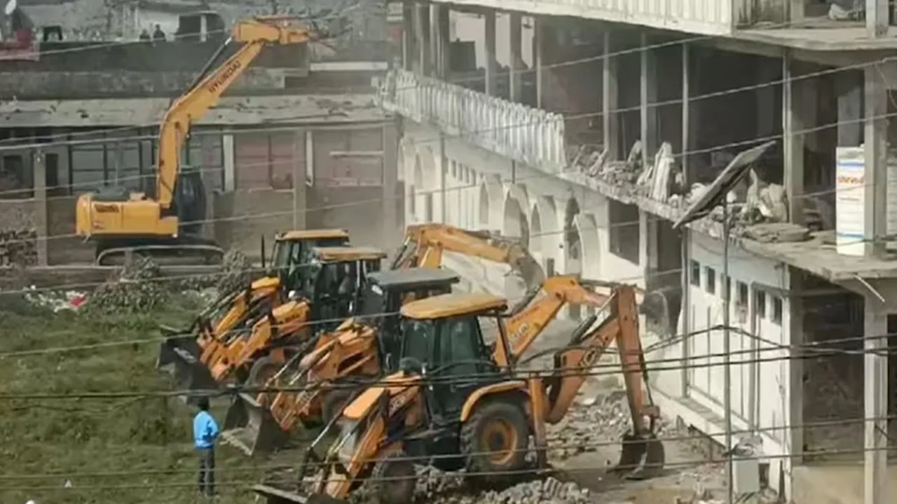 Bulldozer Action: कुशीनगर में मस्जिद पर चला बुलडोजर, प्रशासन ने तीन बार भेजा नोटिस, फिर भी नहीं मिला सही जवाब 