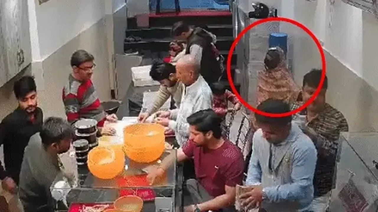 लखनऊ: बुर्के में महिला चोर… पहले बातों में फंसाया, फिर गहनों से भरा डिब्बा उड़ाया, सीसीटीवी में कैद हुई घटना