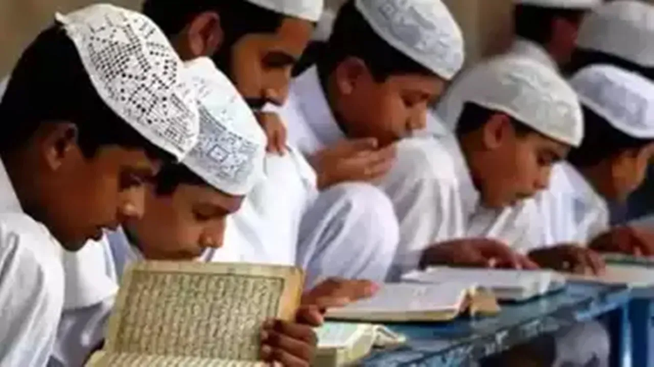 Azamgarh News: आजमगढ़ में 11 मदरसा संचालकों के खिलाफ केस दर्ज, जानें वजह 