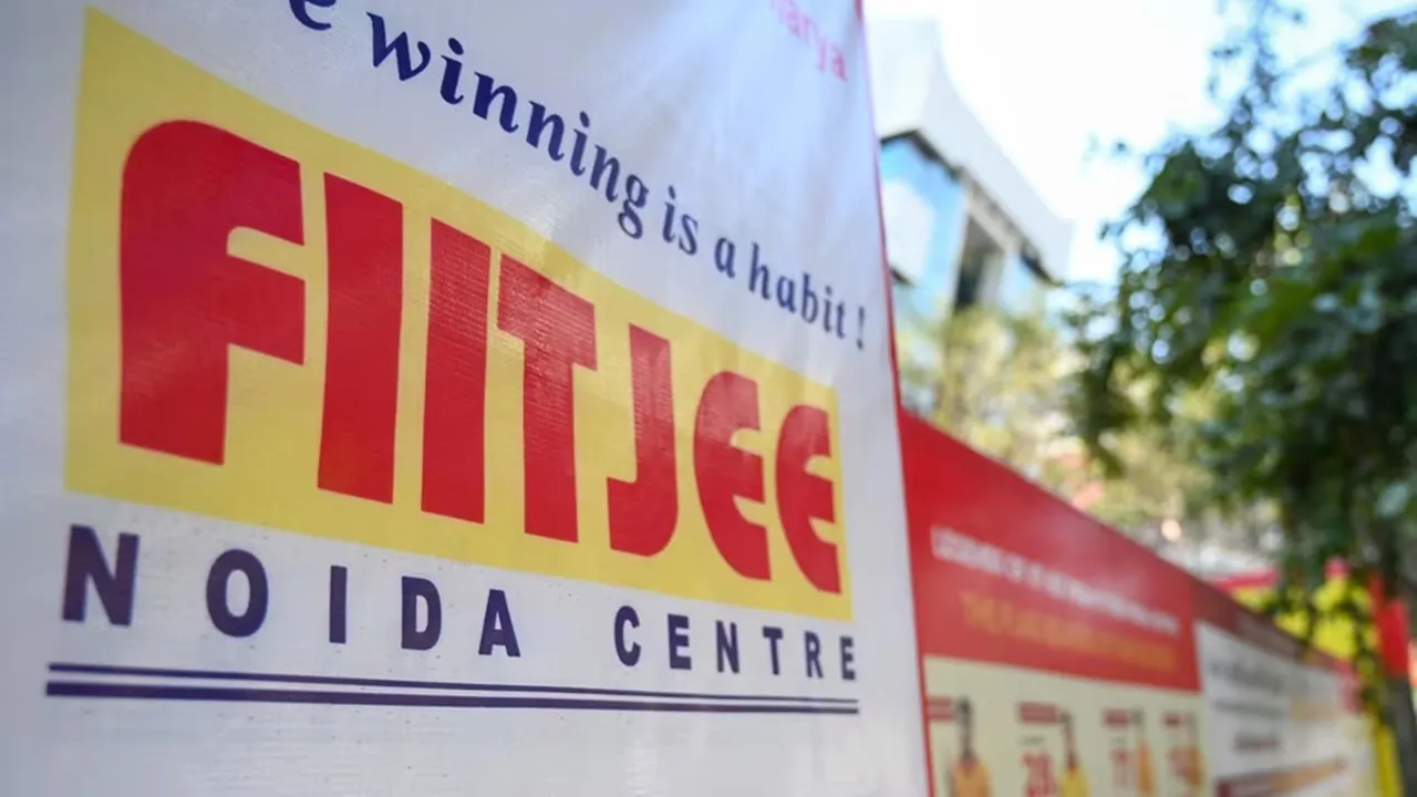 FIITJEE को बड़ा झटका, नोएडा पुलिस ने बैंक खातों में जमा करीब 11 करोड़ के लेन-देन को रोका