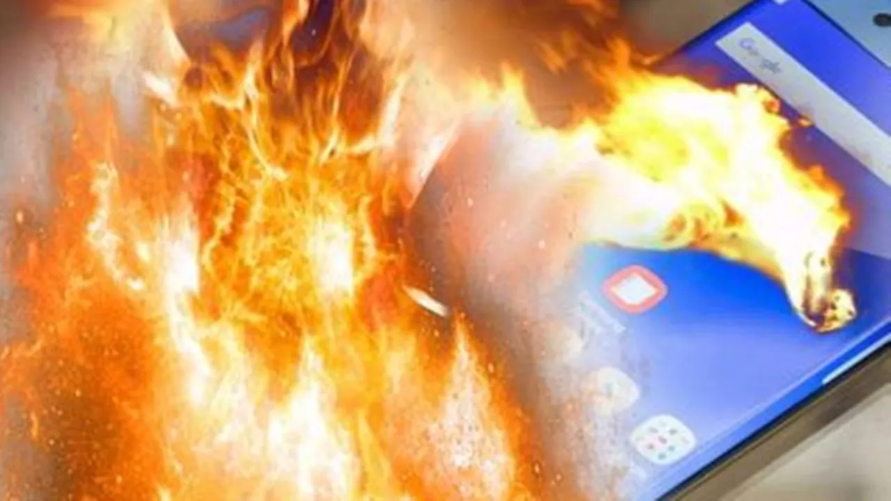 महाराष्ट्र: लोकल ट्रेन के अंदर मोबाइल फोन में विस्फोट, यात्री में अफरातफरी 