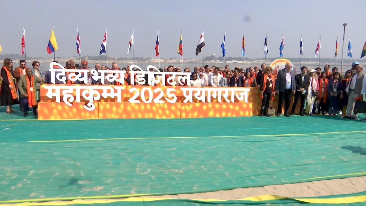 Maha Kumbh 2025:  महाकुंभ में 73 देशों के राजनयिकों ने त्रिवेणी संगम का किया दर्शन, लगाई आस्था की डुबकी  