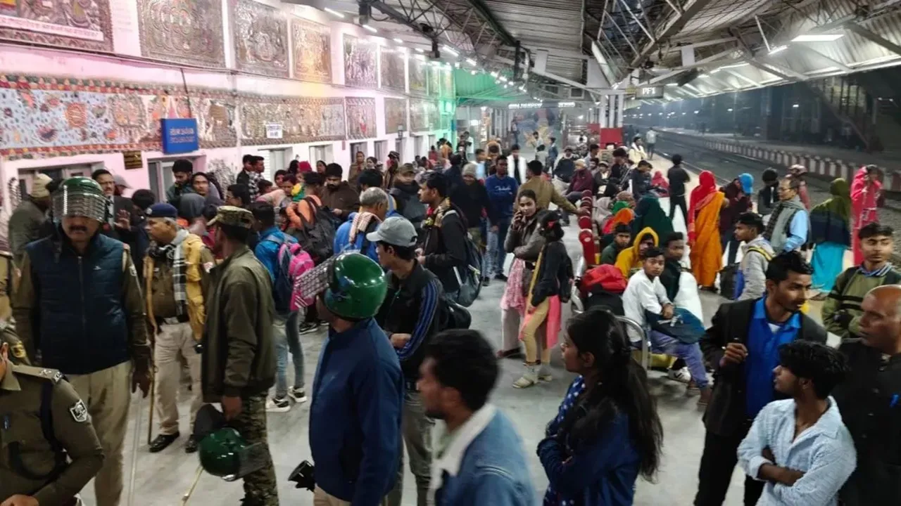 मधुबनी रेलवे स्टेशन पर हंगामा, महाकुंभ जा रहे यात्रियों ने स्वतंत्रता सेनानी एक्सप्रेस के AC कोच में की तोड़फोड़