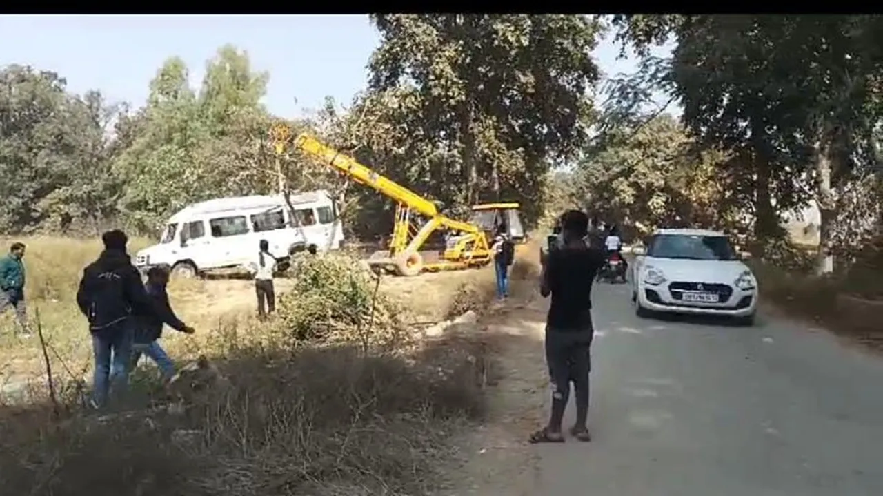  Sultanpur News: अयोध्या दर्शन के बाद काशी जा रहे हिमाचल के श्रद्धालुओं की बस पलटी, 15 घायल