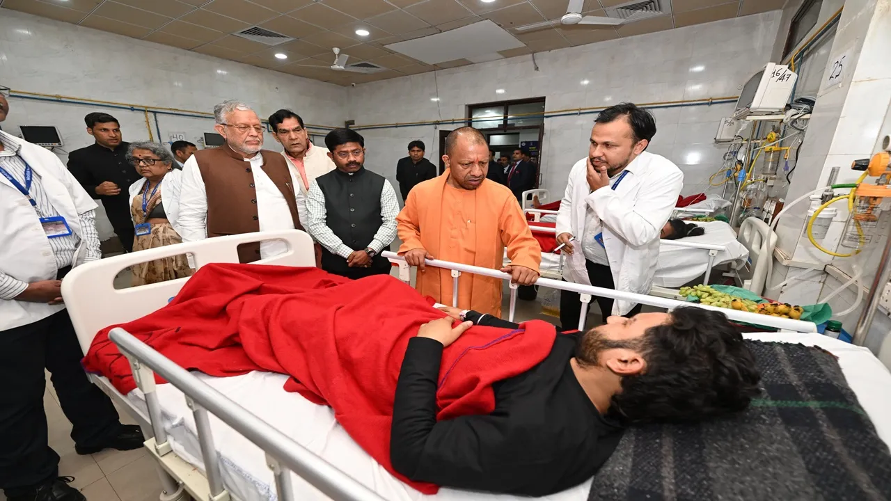 महाकुंभ भगदड़ में घायल श्रद्धालुओं से मिले सीएम योगी, कहा- घबराना मत, सब ठीक हो जाएगा