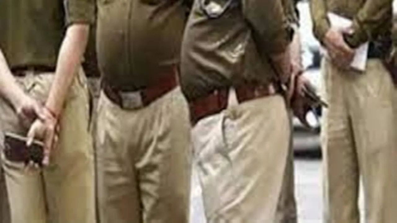 लखनऊ: सरकारी राइफल का टशन, बाघ की तलाश में जुटे वन दरोगा की Reel वायरल, जानें पूरा मामला 