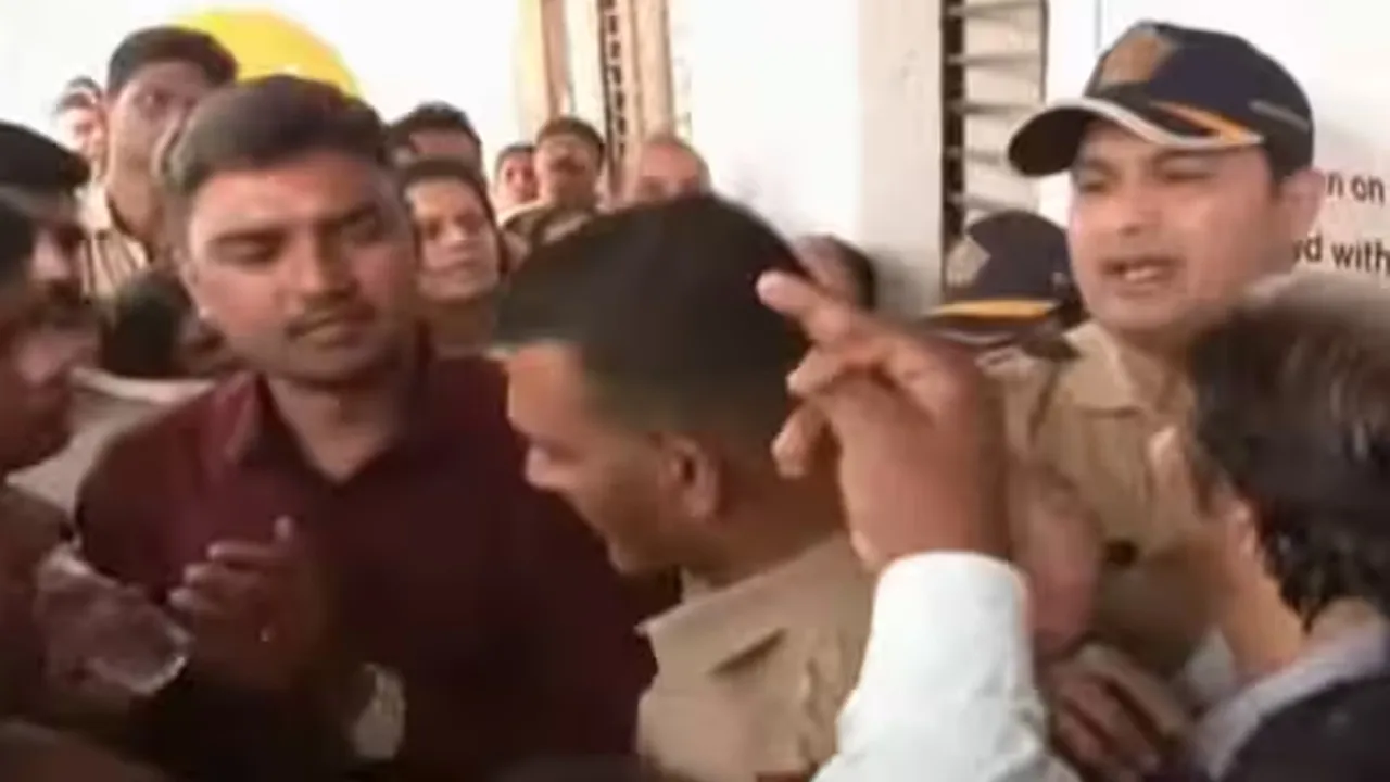 न्यू इंडिया को-ऑपरेटिव बैंक पर RBI ने लगाया प्रतिबंध, ब्रांच के बाहर ग्राहकों की लगी भारी भीड़