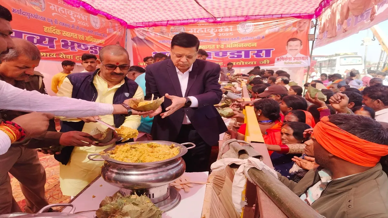 महाकुंभ से अयोध्या पहुंचे श्रद्धालुओं को पूर्व महापौर ऋषिकेश ने परोसा भोजन, कहा- सेवा सत्कार ही श्रेष्ठ भारत की असल पूंजी