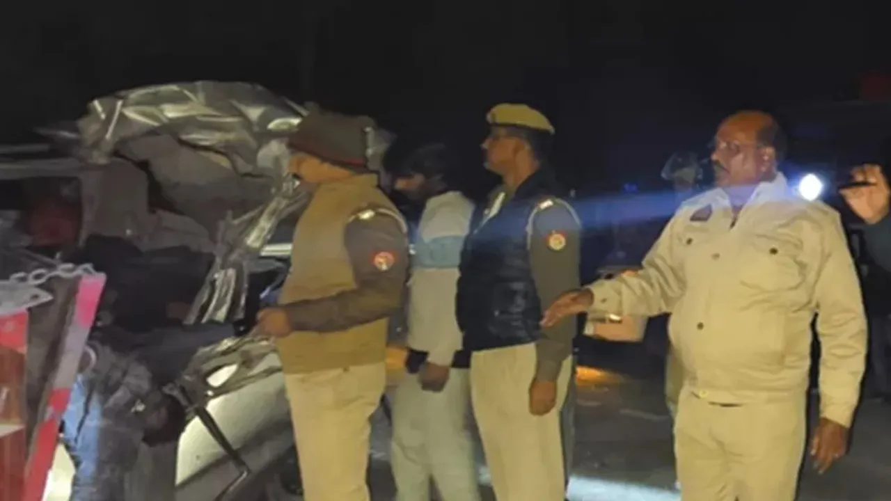 Basti News: बस्ती में ट्रैक्टर ट्राली की टक्कर से उड़े कार के परखच्चे, चार लोगों की दर्दनाक मौत