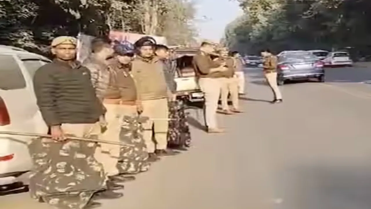 प्रेस कॉन्फ्रेंस से पहले अखिलेश यादव के आवास और सपा दफ्तर के बाहर बढ़ाई गई सुरक्षा, कई थानों की पुलिस तैनात, जानें मामला