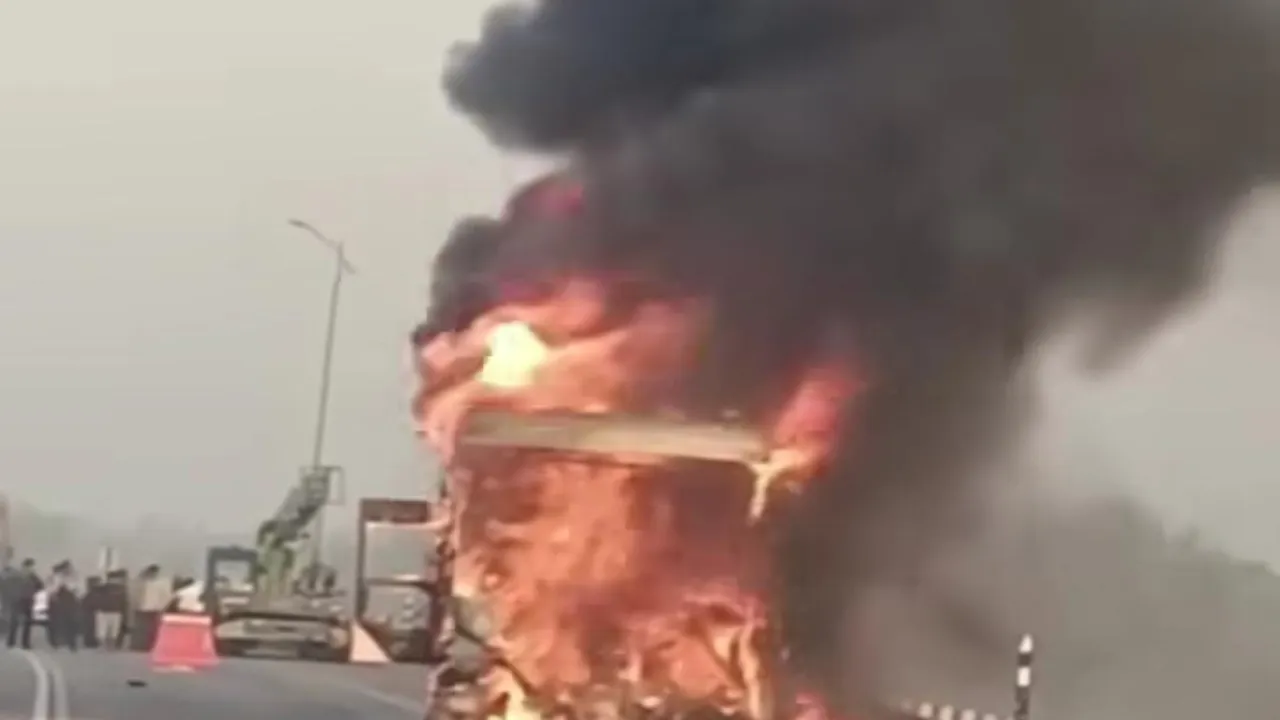 Purvanchal Expressway: पूर्वांचल एक्सप्रेसवे पर ट्रक से टकराकर आग का गोला बनी बस, आठ लोग घायल