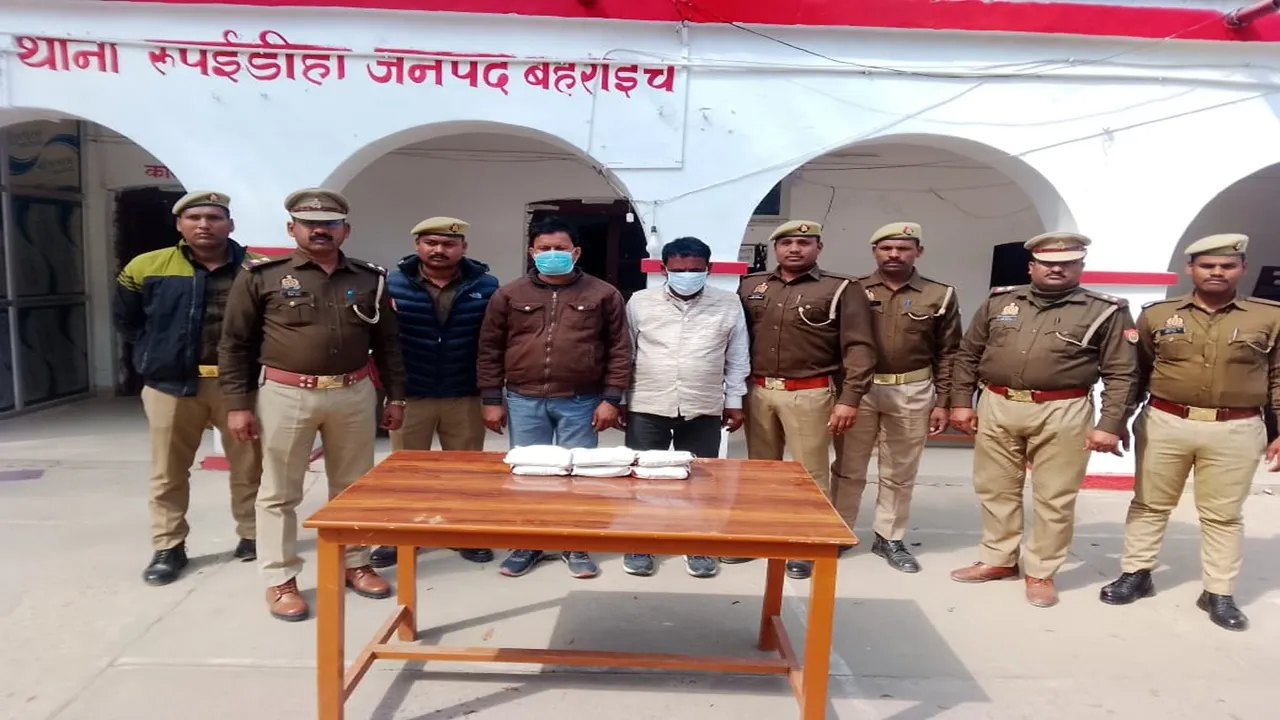 बहराइच: भारत नेपाल सीमा पर चार किलो चरस के साथ दो तस्कर गिरफ्तार, 20 लाख रुपये बताई जा रही कीमत