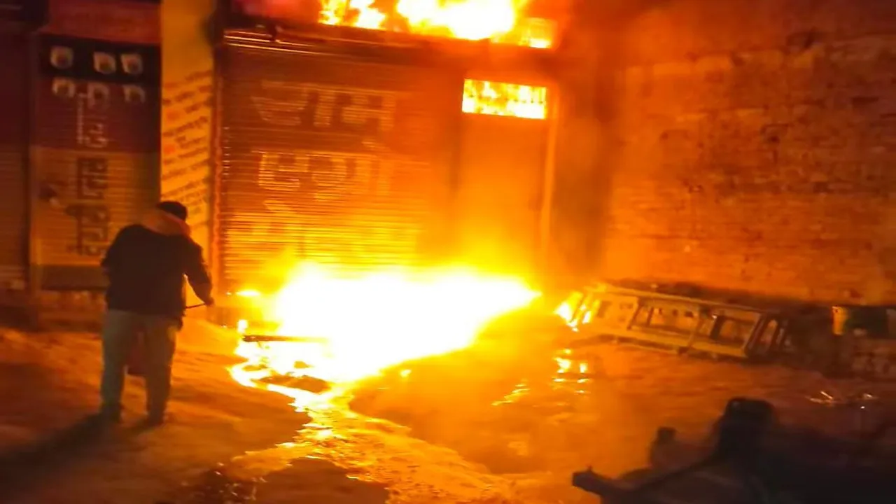 गोंडा: ऑटो पार्ट की दुकान में लगी भीषण आग, 15 लाख रुपये का सामान जलकर राख 