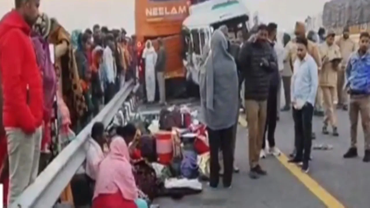 बाराबंकी में भीषण हादसा: श्रद्धालुओं को अयोध्या लेकर जा रही बस से टेंपो ट्रैवलर पीछे से टकराई, 4 की दर्दनाक मौत, 6 घायल