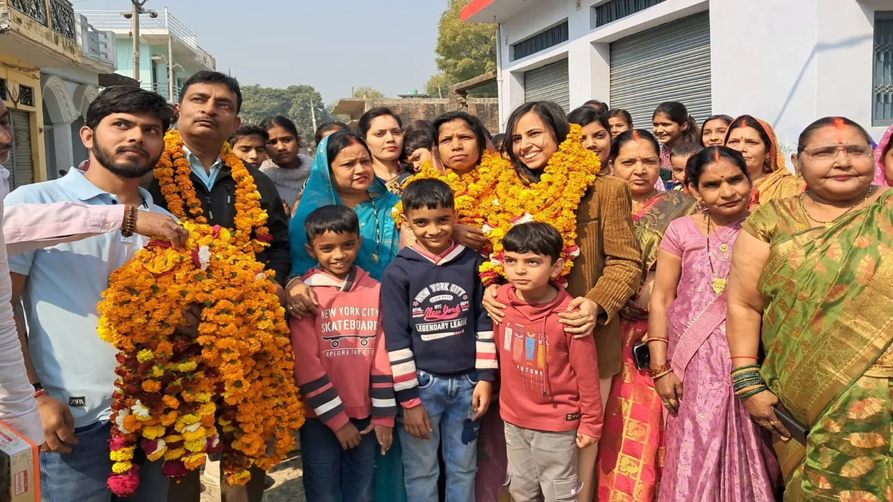 अयोध्या: इसरो में चयन के बाद पहली बार अपने गांव पहुंची दीक्षा, स्वागत में उमड़ हुजूम, कहा- चंद्रयान जैसे मिशन का बनना चाहती हूं हिस्सा
