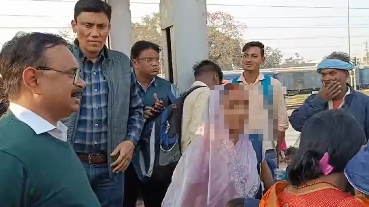 'नरेंद्र मोदी जी ने कहा है बिना टिकट ट्रेन यात्रा कीजिए', महाकुंभ जा रही महिलाओं ने डीआरएम से कहा...