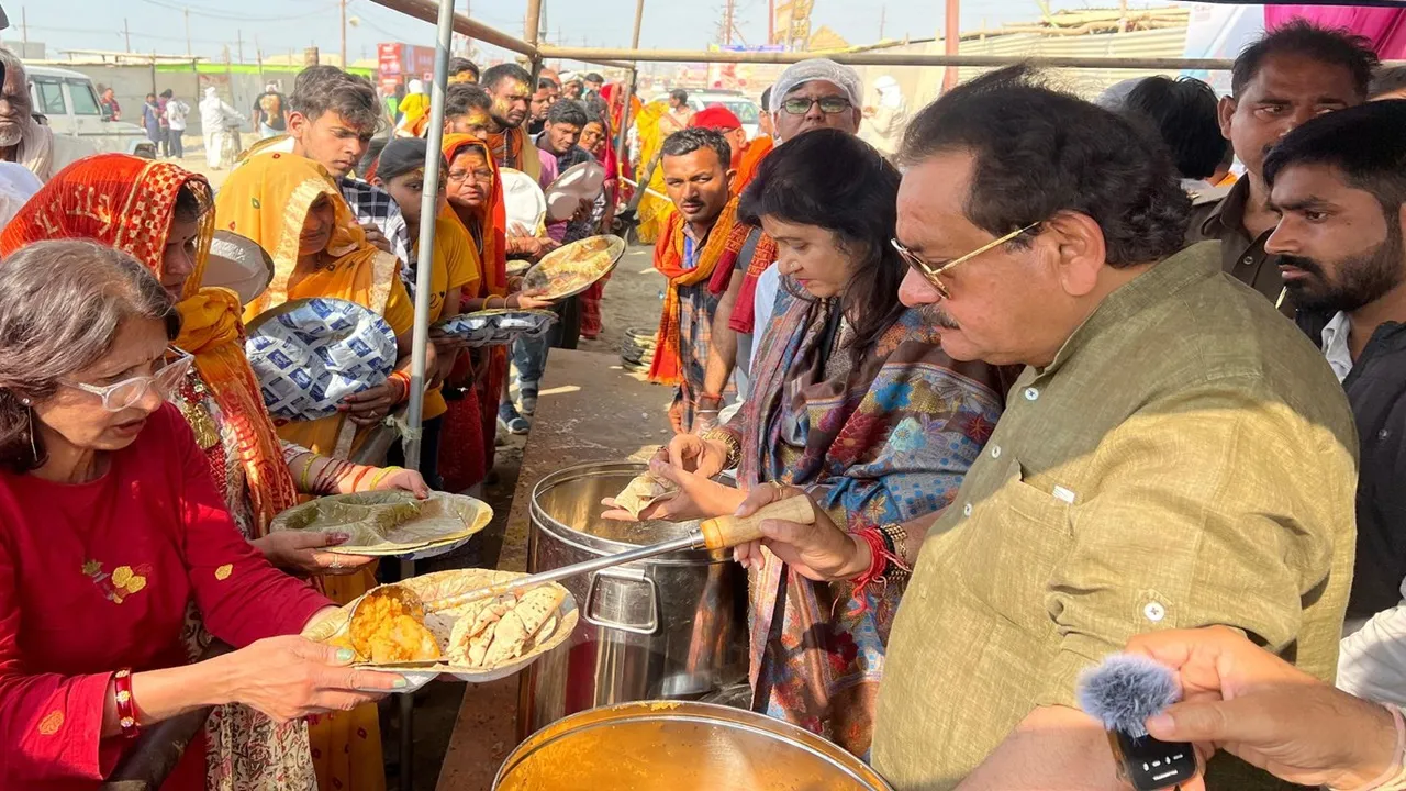 मंत्री एसपी सिंह बघेल ने संगम में किया पवित्र स्नान, कहा- महाकुंभ सेवा और समर्पण का अद्वितीय उदाहरण