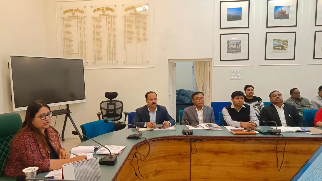 Gonda News: डीएम ने की सीएम डैशबोर्ड की समीक्षा, खराब प्रगति पर रोका एक्सईएएन का वेतन