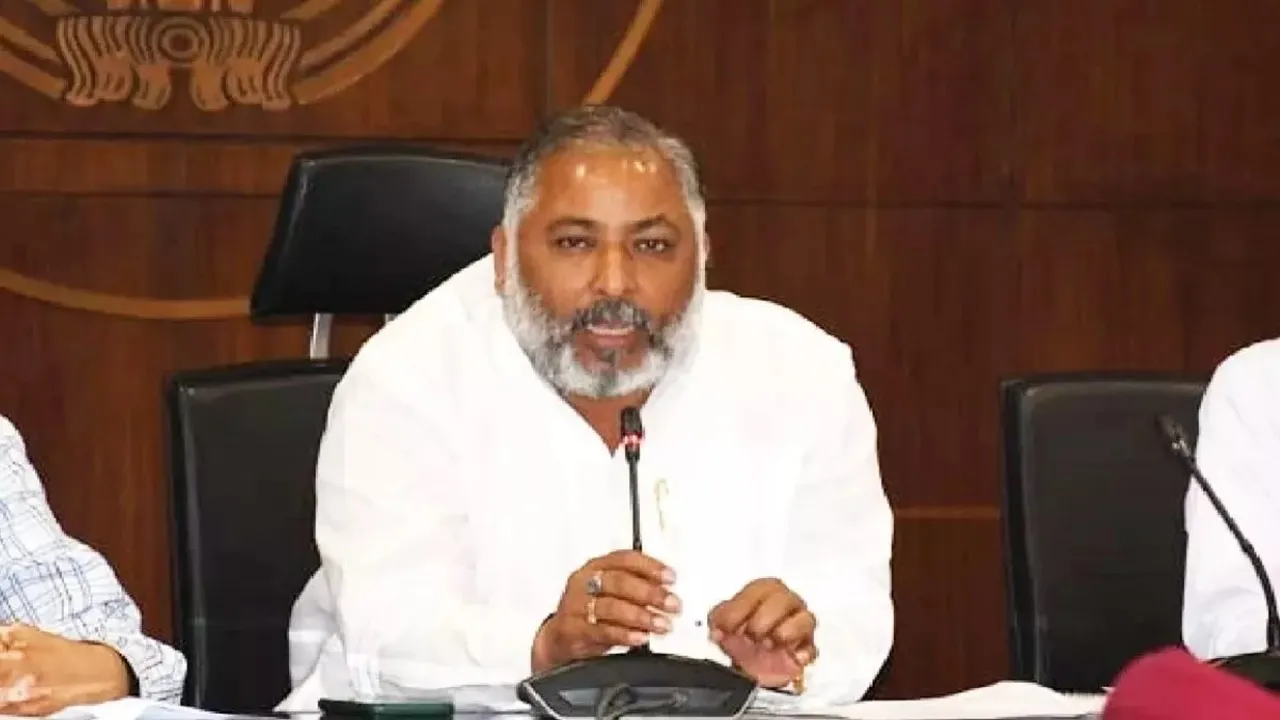 विपक्ष को ‘पच’ नहीं रहा है महाकुंभ... मंत्री दया शंकर ने अखिलेश पर साधा निशाना, सैफई महोत्सव उठाया सवाल, जानें क्या कहा...    