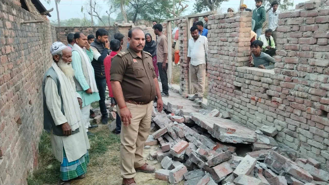 सुलतानपुर में बड़ा हादसा: निर्माणाधीन मकान की दीवार गिरने से एक बच्चे की दर्दनाक मौत, सात बच्चों समेत 10 घायल
