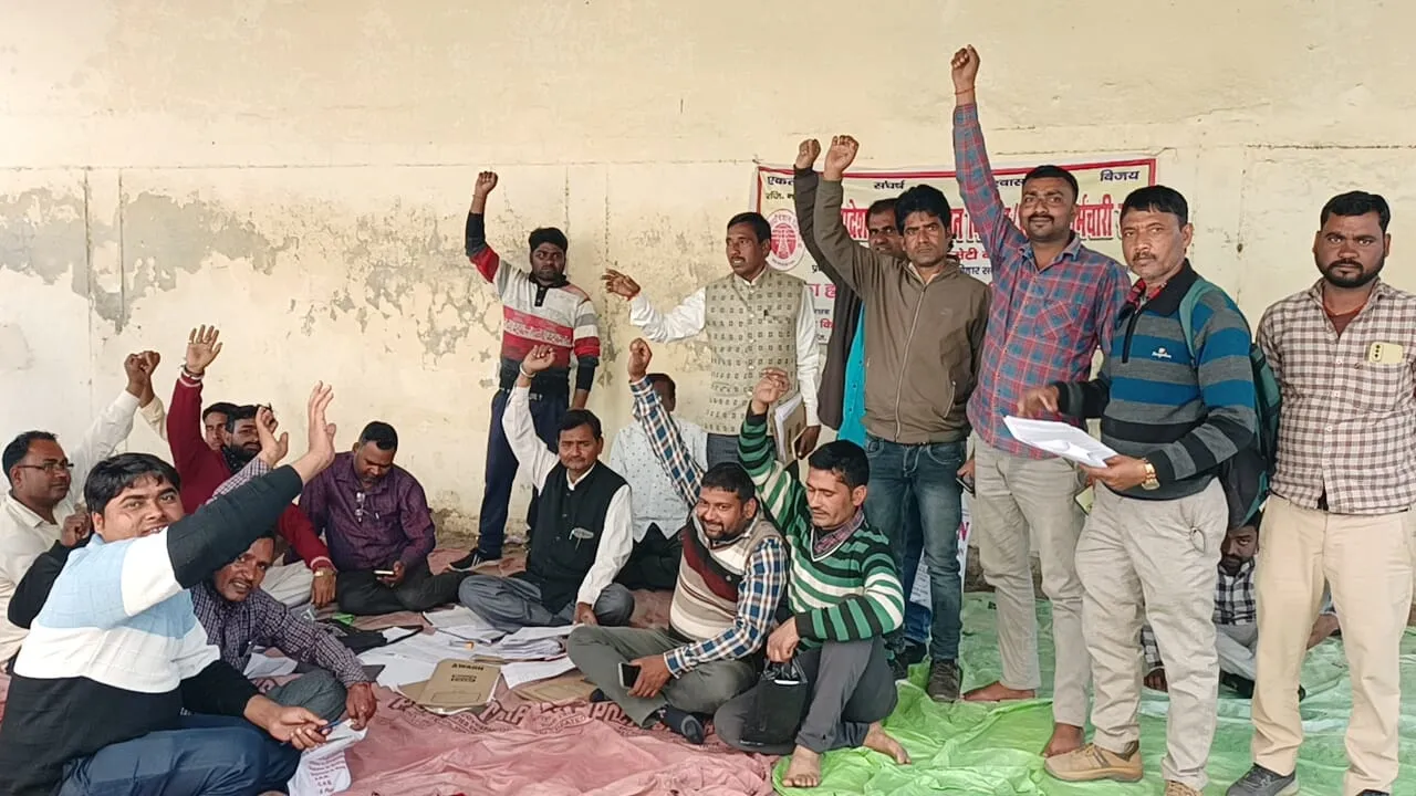 बहराइच: मृत संविदा कर्मियों के आश्रितों को मिले सहायता राशि, कर्मचारी संघ ने मांगों को लेकर दिया धरना 