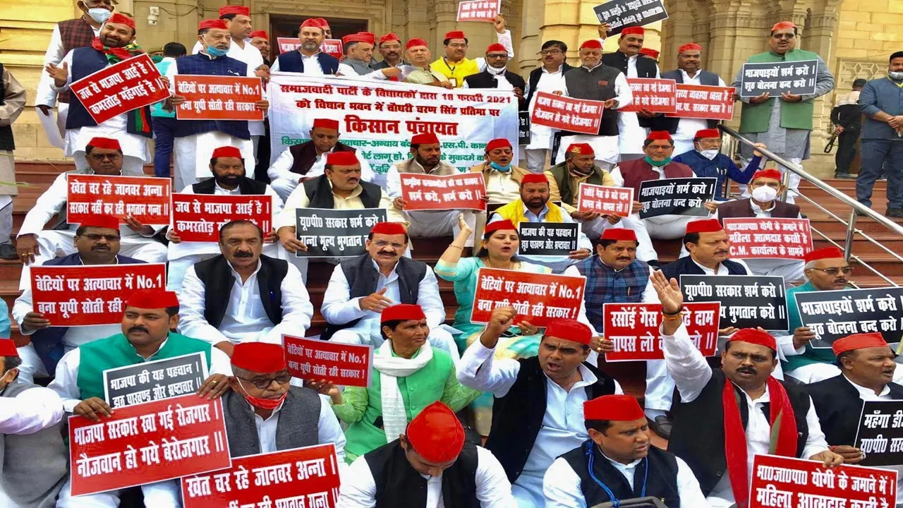 लाठी गोली की सरकार, नहीं चलेगी नहीं चलेगी... UP विधानमंडल के बजट सत्र के पहले सपा विधायकों ने नारेबाजी करते हुए दिया धरना 