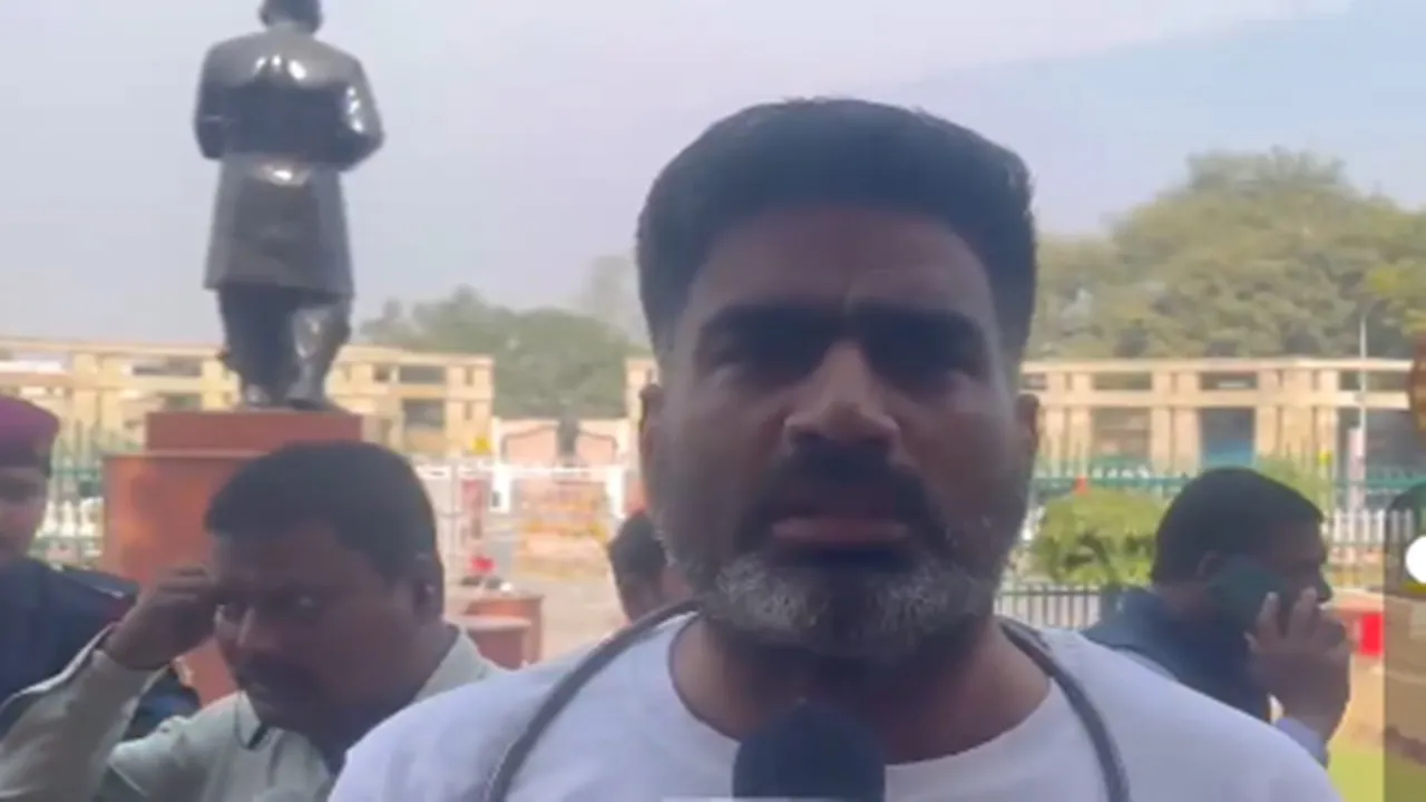 यूपी विधानसभा के बाहर सपा विधायक अतुल प्रधान का अनोखा प्रदर्शन, खुद को जंजीरों में जकड़ा, जानिए क्या बोले शिवपाल