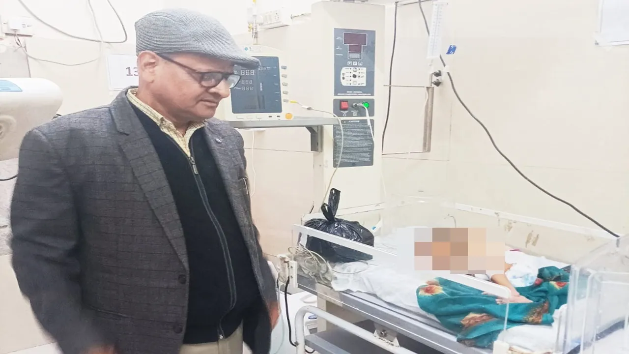 बहराइच में इंसानियत शर्मसार: नवजात बच्ची को मां ने ठुकराया, पुलिस चौकी के निकट फेंका, पुलिसकर्मियों ने अस्पताल में कराया भर्ती