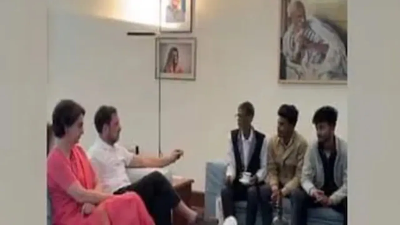 दिल्ली में गांधी परिवार से मिलकर गदगद हुए  सुलतानपुर के मोची रामचेत, राहुल ने लगाया गले, सोनिया-प्रिंयका को भेंट कीं चप्पलें