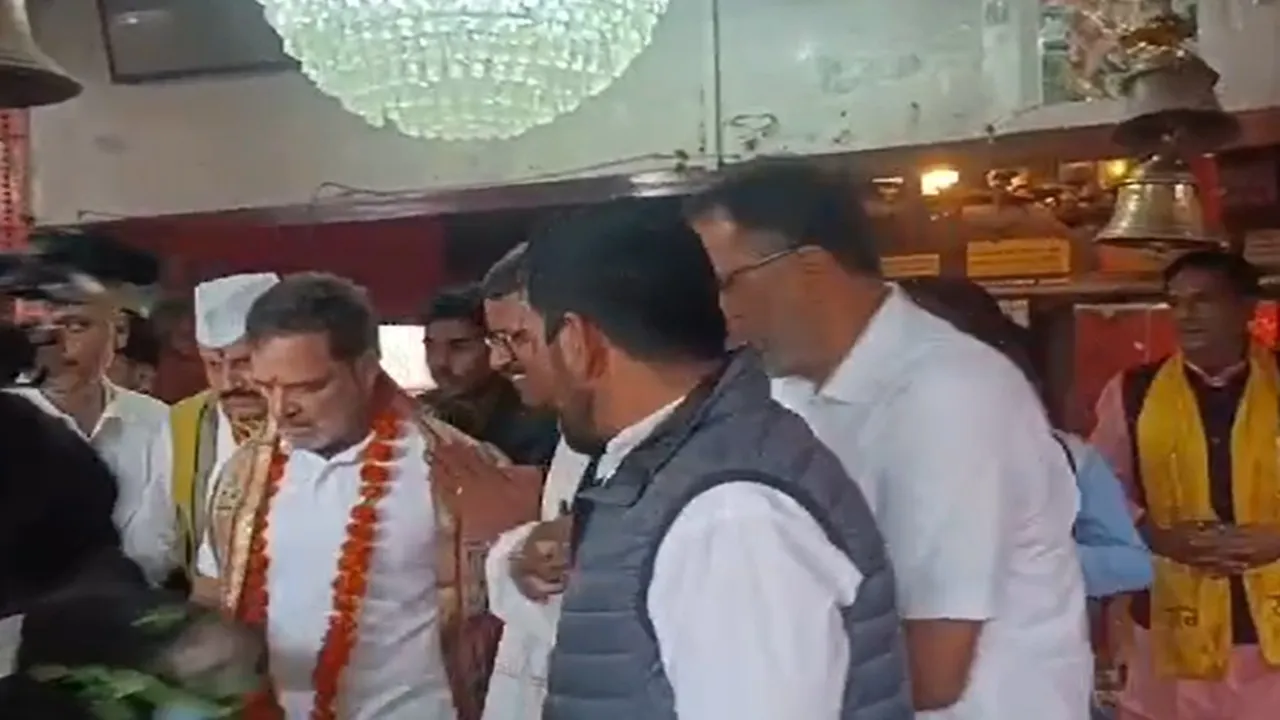 राहुल गांधी पहुंचे रायबरेली, कार्यकर्ताओं ने किया स्वागत, हनुमान मंदिर में की पूजा, भाजपाइयों ने लगाया यह आरोप
