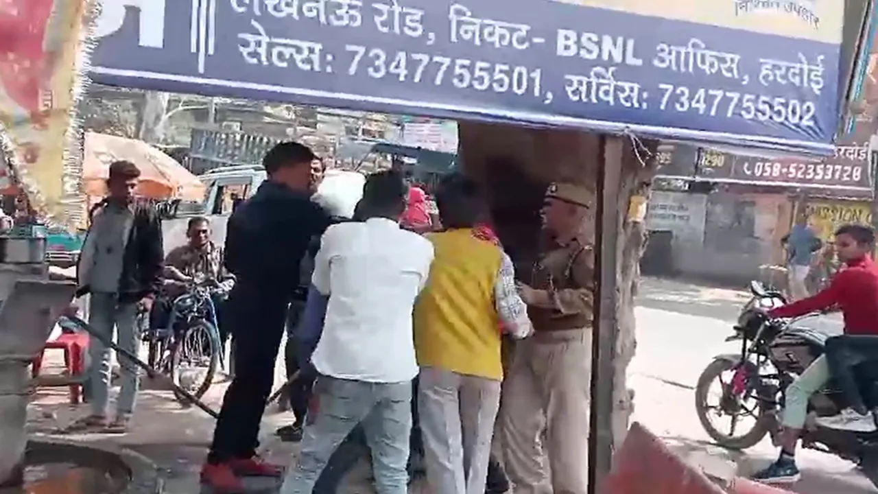 हरदोई में दबंगों का आतंक: पुलिस चौके के पास ई-रिक्शा चालक को पीटा, वसूली न देने पर हुआ विवाद, देखें वीडियो