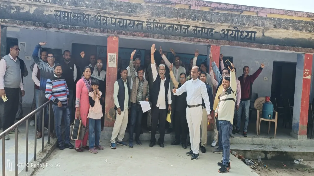 अयोध्या: 4 छोटी पूड़ी, आलू मटर की सब्जी... भड़के शिक्षक, लंच पैकेट का किया बहिष्कार, BEO पर लगाए ये आरोप