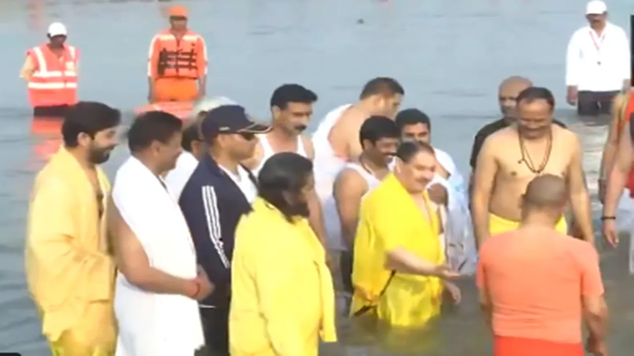 महाकुंभ: जेपी नड्डा ने संगम में लगाई पवित्र डुबकी, सूर्यदेव को दिया अर्घ्य, सीएम योगी ने भी किया स्नान