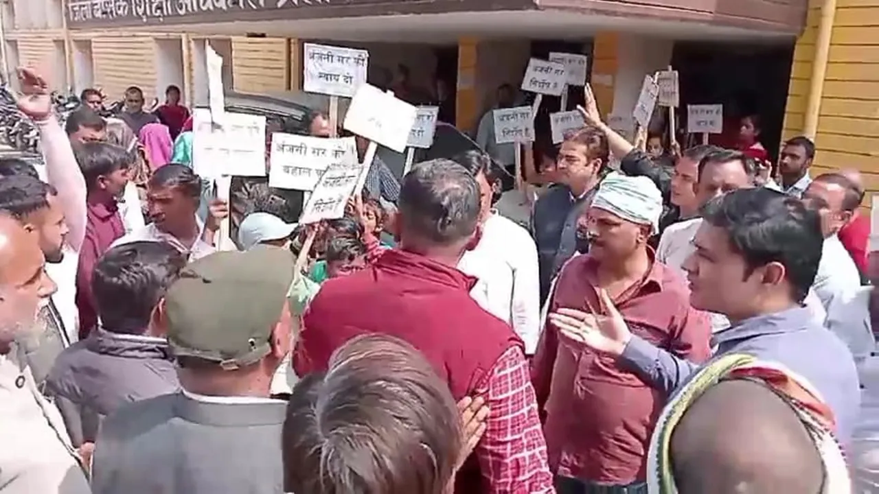 Pratapgarh: छात्रा से अश्लील हरकत के आरोप में निलंबित शिक्षक के समर्थन में उतरे छात्र, बहाली के लिए किया प्रदर्शन  