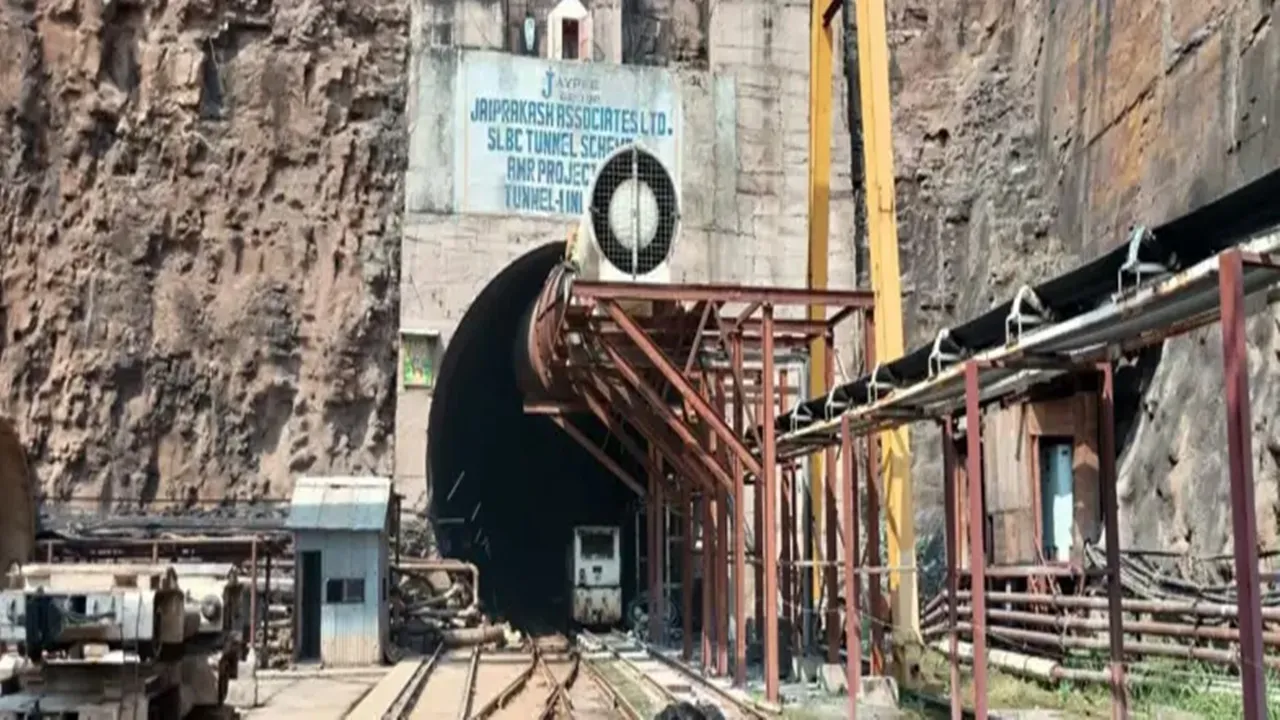 तेलंगाना: निर्माणाधीन सुरंग नहर में फंसे 8 श्रमिक, विशेषज्ञों और सेना की ली जा रही मदद, पीएम मोदी ने की सीएम रेड्डी से बात