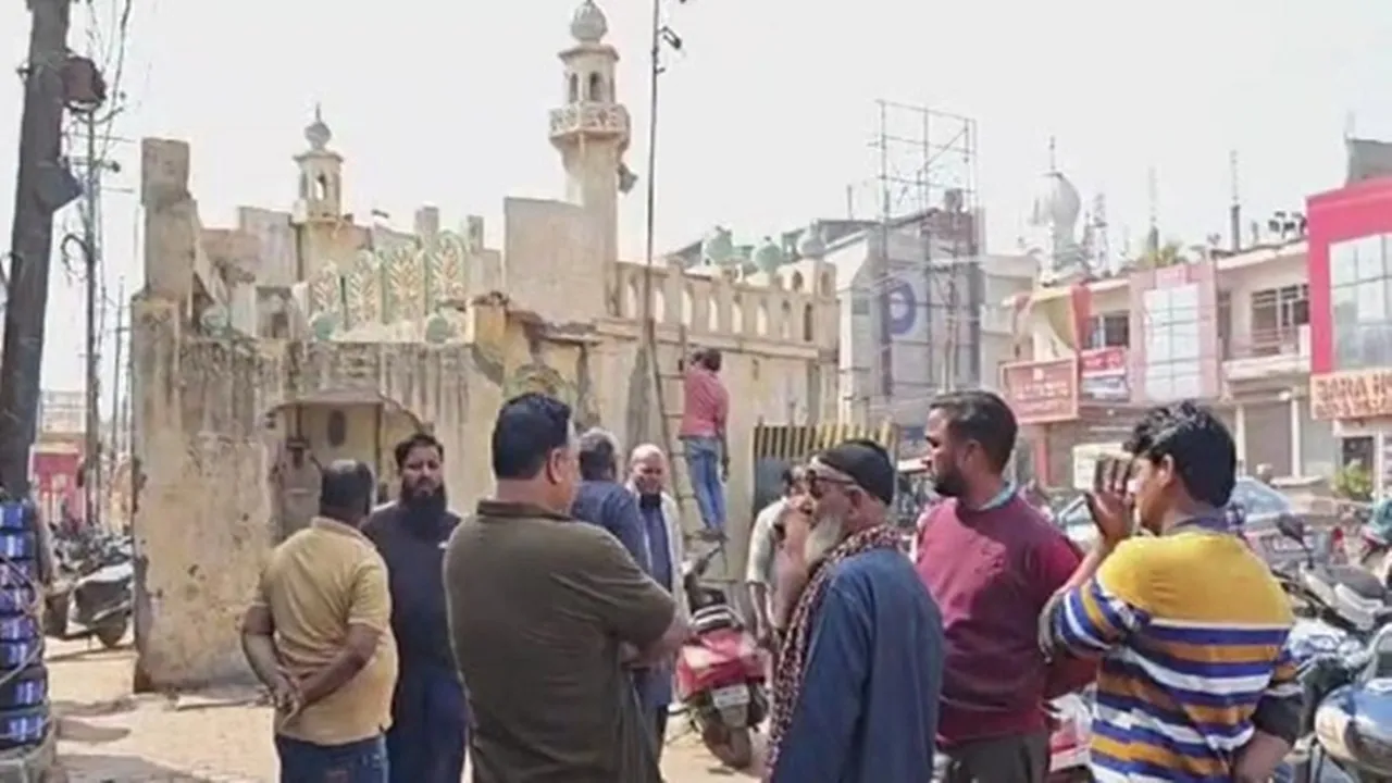 रैपिड रेल कॉरिडोर के रास्ते में बाधा बनी 150 साल पुरानी मस्जिद रात में चला बुलडोजर, मुस्लिम समुदाय ने दी थी सहमति 