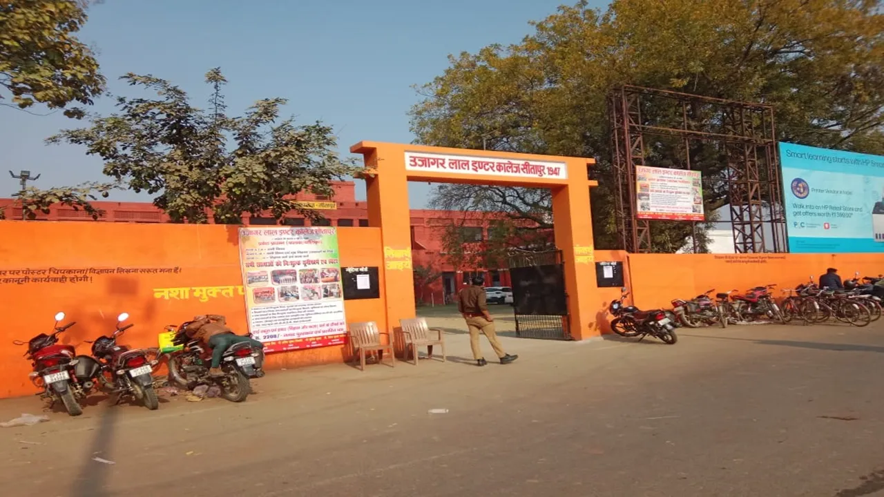 सीतापुर में कड़ी सुरक्षा की बीच UP Board की परीक्षाएं शुरू, प्रशासन अलर्ट, सीसीटीवी से हो रही निगरानी
