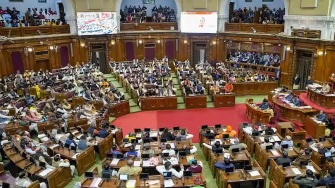 यूपी बजट सत्र: उप मुख्यमंत्री ब्रजेश पाठक के बयान पर हंगामा, धरने पर बैठे सपा विधायक