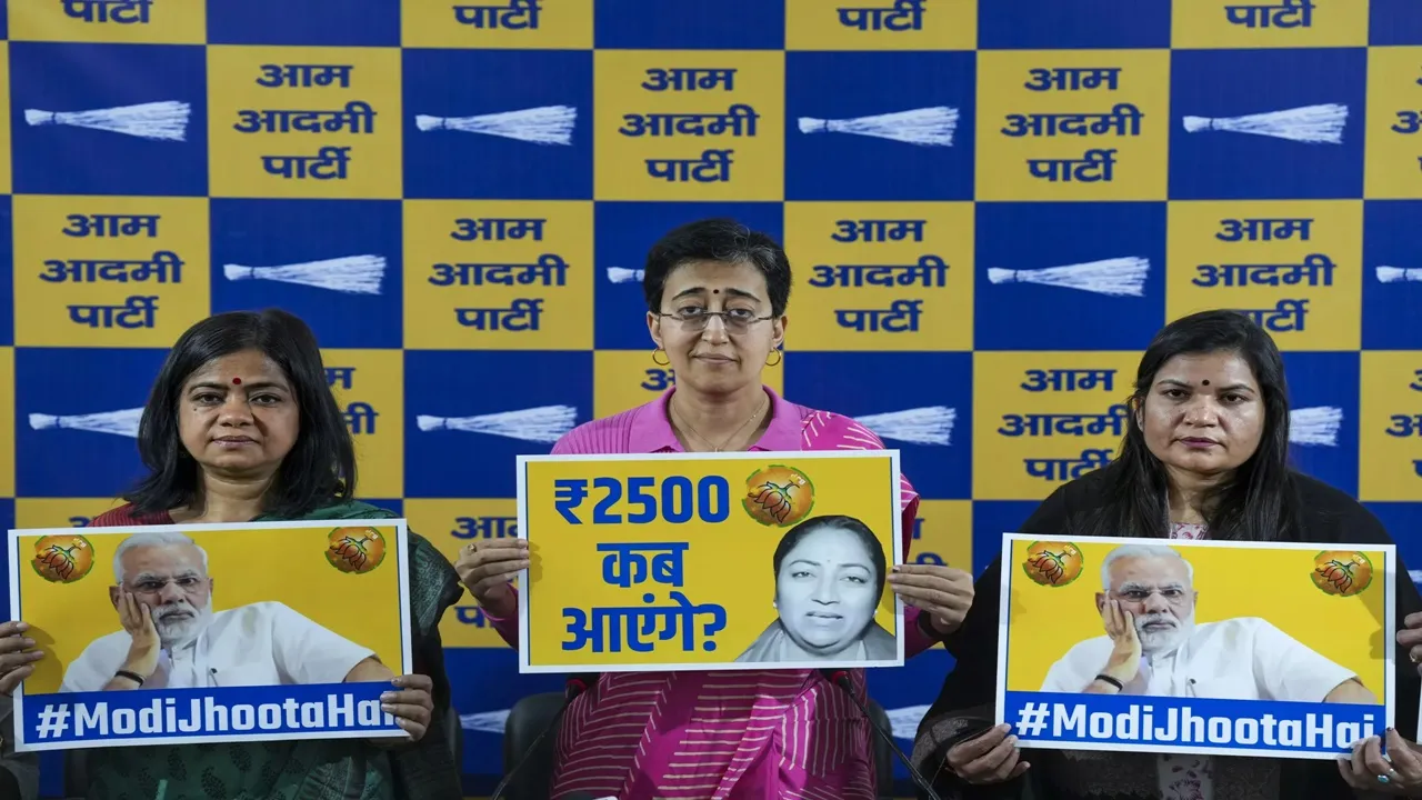 दिल्ली: AAP विधायकों ने मुख्यमंत्री कार्यालय के बाहर किया प्रदर्शन, रेखा सरकार पर लगाया यह आरोप 