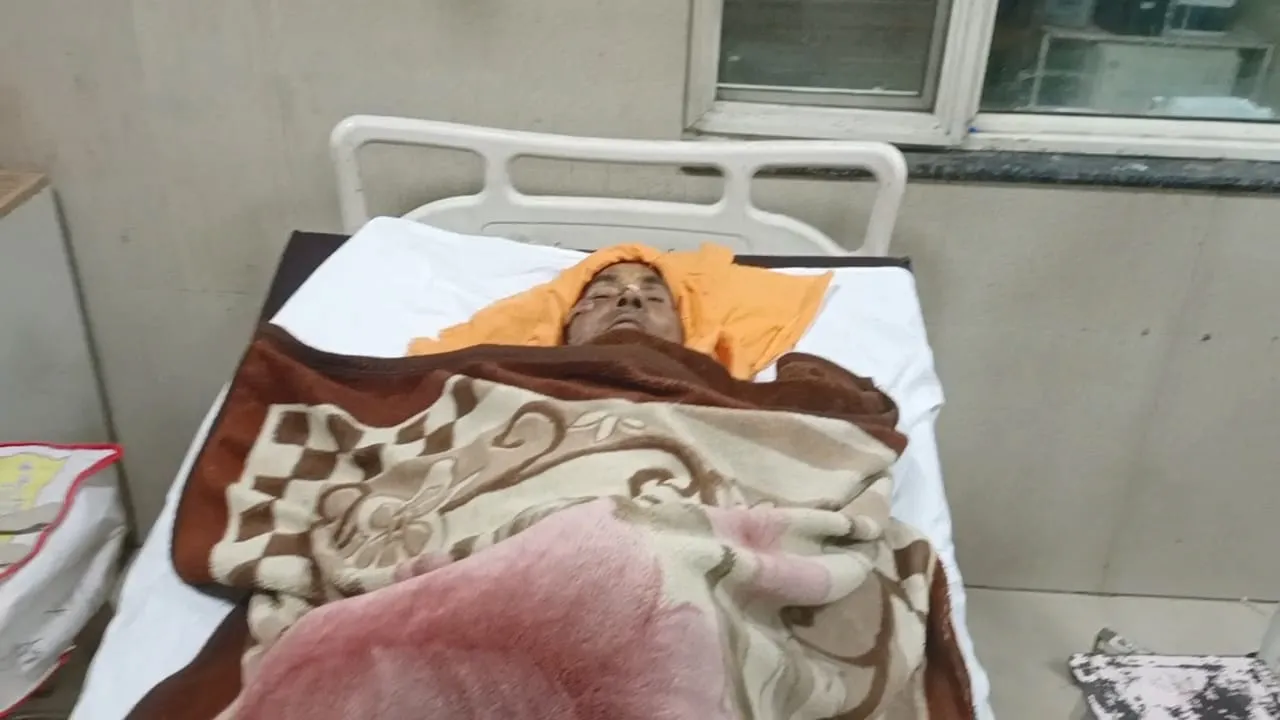 बहराइच: बाइक सवार पिता-पुत्र पर पलटी बालू लदी ट्रॉली, पुलिस ने जेसीबी से निकलवाया बाहर 