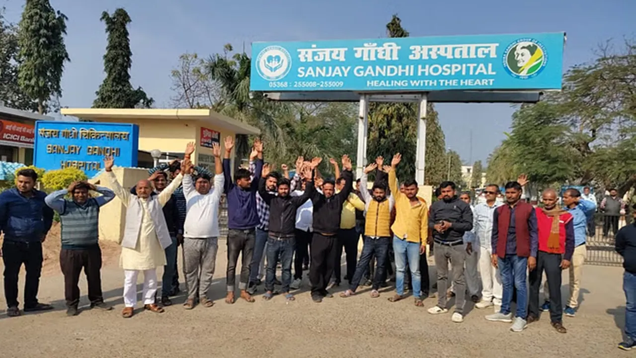 अमेठी: संजय गांधी अस्पताल में ऑपरेशन के दौरान बुजुर्ग की मौत, डॉक्टर पर नशे में ऑपरेशन करने का आरोप, परिजनों ने किया हंगामा