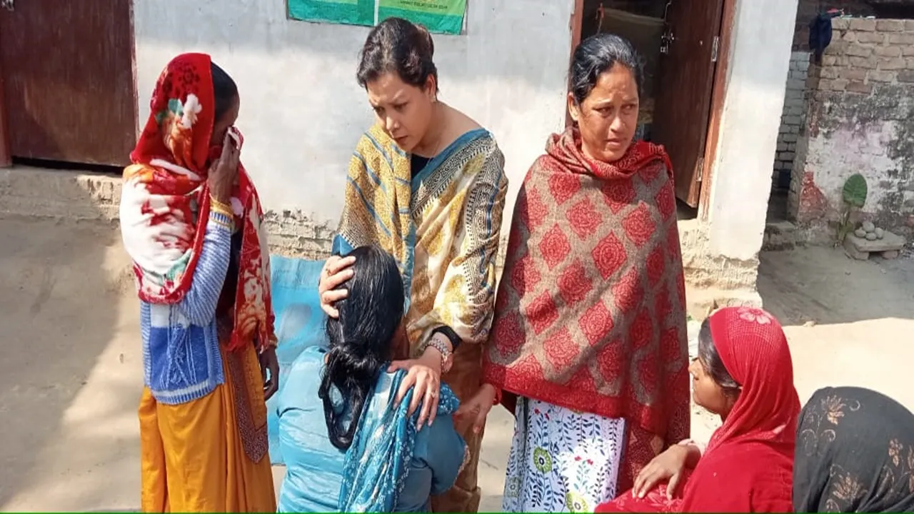 सहनवां कांड: पीड़िता के घर पर माननीयों का तांता, भाजपा, सपा और बसपा के नेता पहुंच रहे गांव, बंधा रहे ढांढस