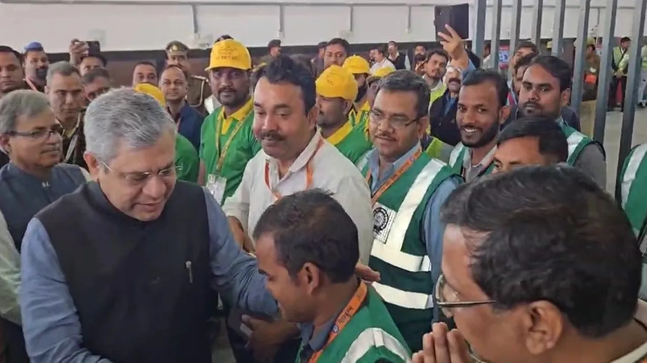 रेल कर्मियों का अभिनंदन करने प्रयागराज पहुंचे रेल मंत्री, कहा- महाकुंभ के दौरान 16,000 से अधिक ट्रेनों का हुआ संचालन