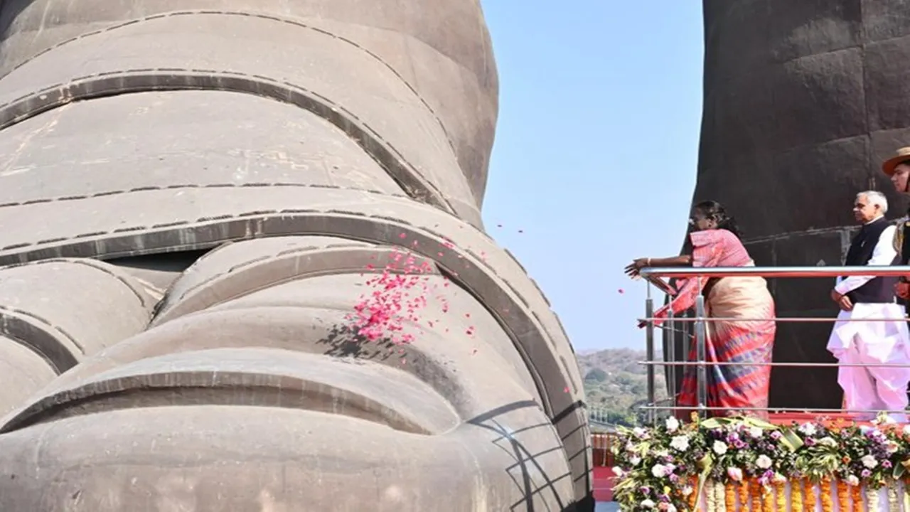 गुजरात: राष्ट्रपति मुर्मू ने ‘स्टैच्यू ऑफ यूनिटी’ का दौरा किया, सरदार पटेल को अर्पित की श्रद्धांजलि